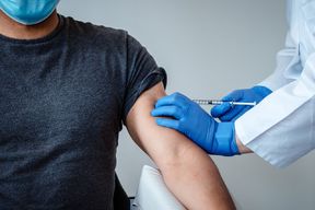 وزارت بهداشت: واکسن کرونا در سامانه «تی تک» ثبت می‌شود
